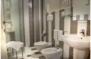 Combined shower/bathtub, free toiletries, hair dryer, slippers
