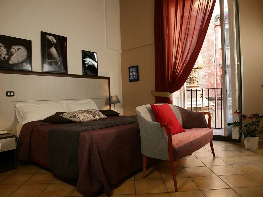 Camera Standard con letto matrimoniale o 2 letti singoli | Minibar, una cassaforte in camera, una scrivania, tende oscuranti