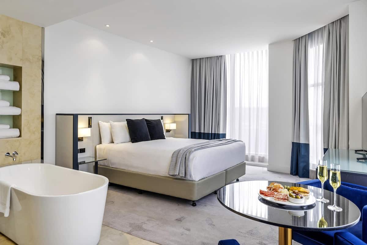 Peppers Premium King Deluxe Corner Room | Roupas de cama premium, camas com colchões pillow-top, frigobar