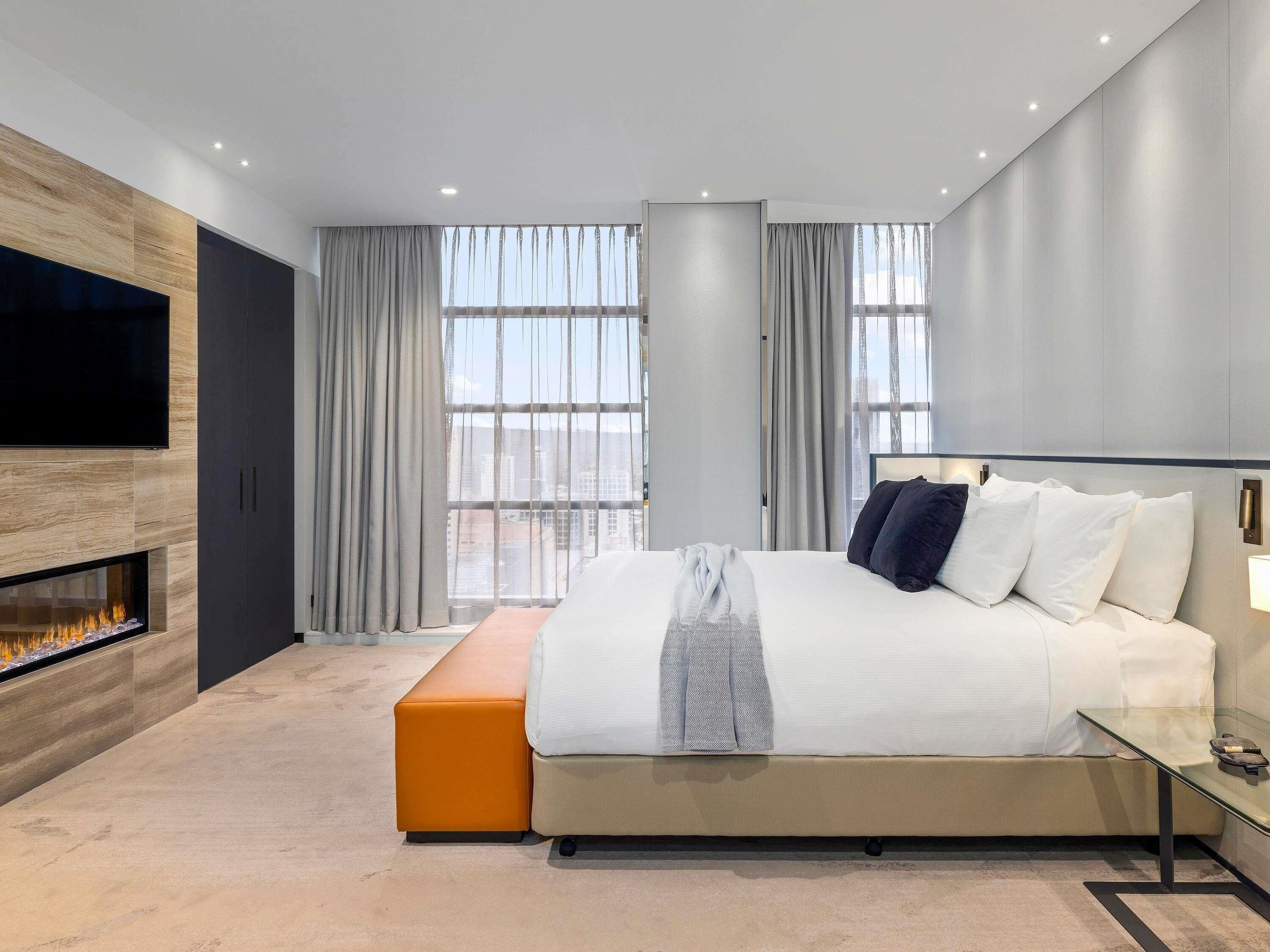 Ropa de cama de alta calidad, colchones con pillow-top y minibar 