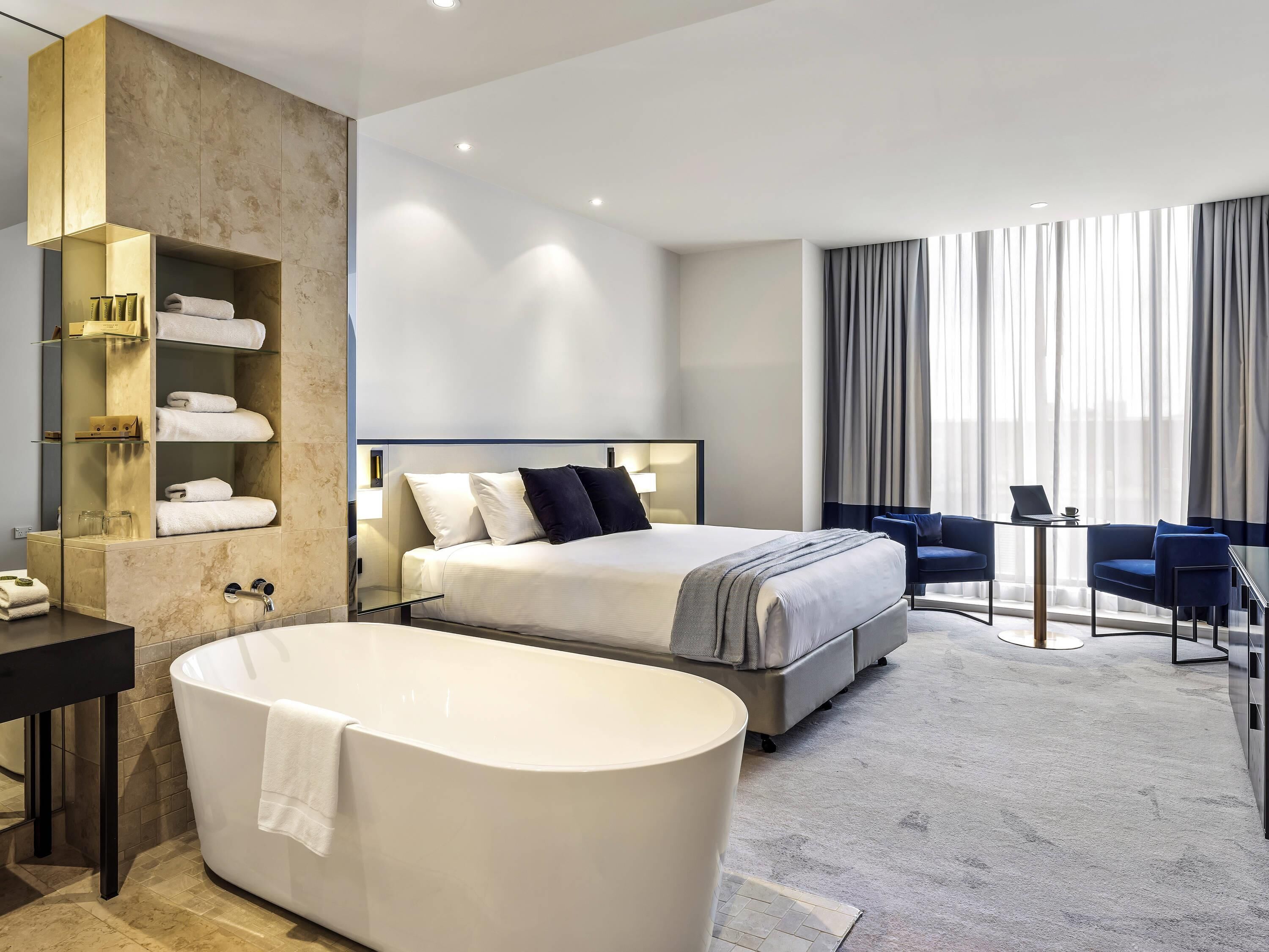 Ropa de cama de alta calidad, colchones con pillow-top y minibar 