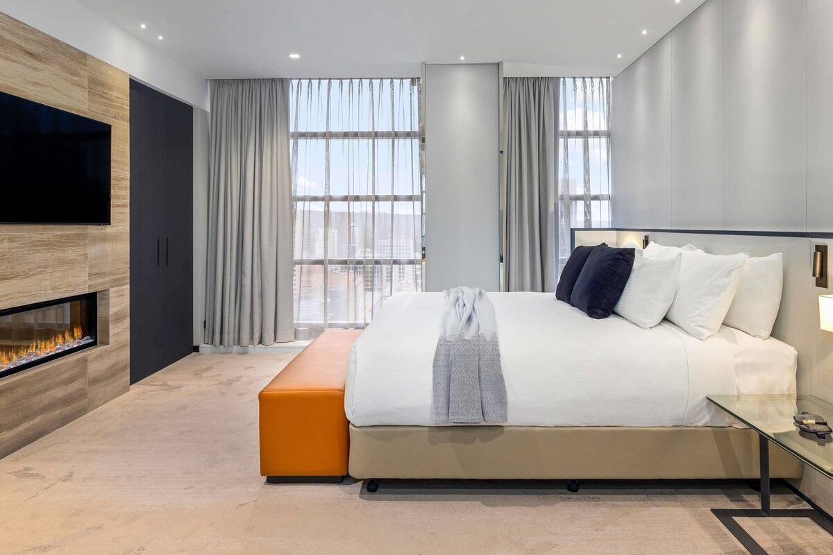Phòng Suite, 1 giường đôi | Bộ đồ giường cao cấp, nệm có lớp đệm bông, minibar 