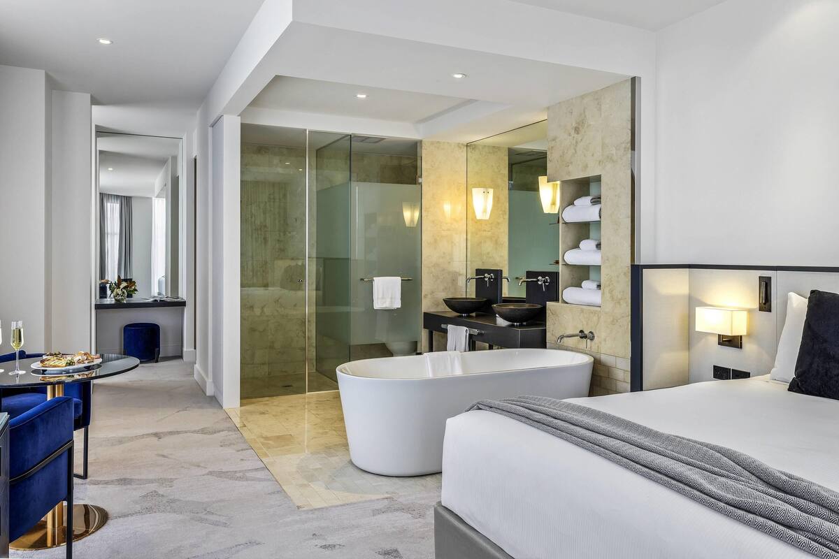 Peppers Premium King Deluxe Corner Room | Bộ đồ giường cao cấp, nệm có lớp đệm bông, minibar