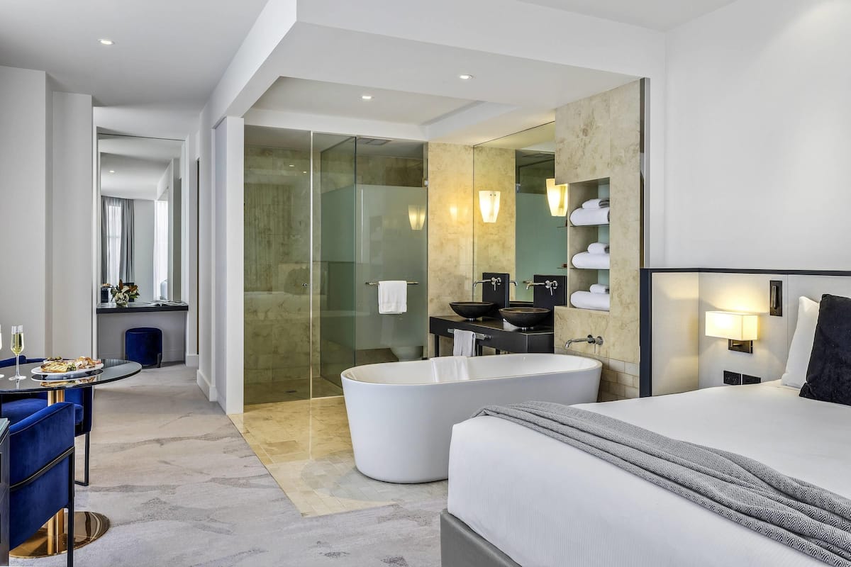 Peppers Premium King Deluxe Corner Room | Literie de qualité, lit avec matelas à plateau-coussin, minibar