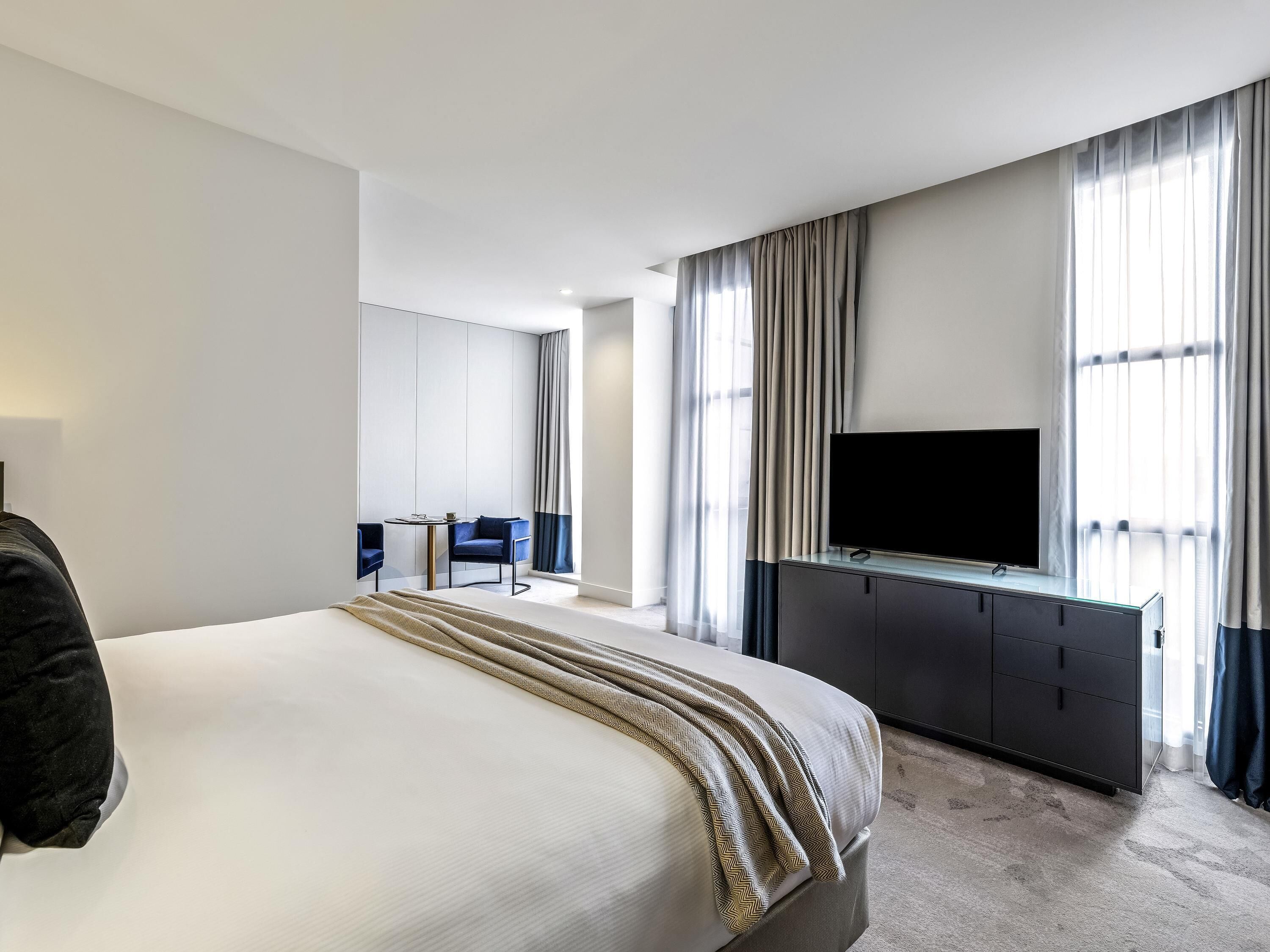 Ropa de cama de alta calidad, colchones con pillow-top y minibar 