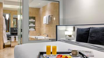 Peppers Premium King Deluxe Suite | Sängtillbehör av högsta kvalitet, bäddmadrasser och minibar