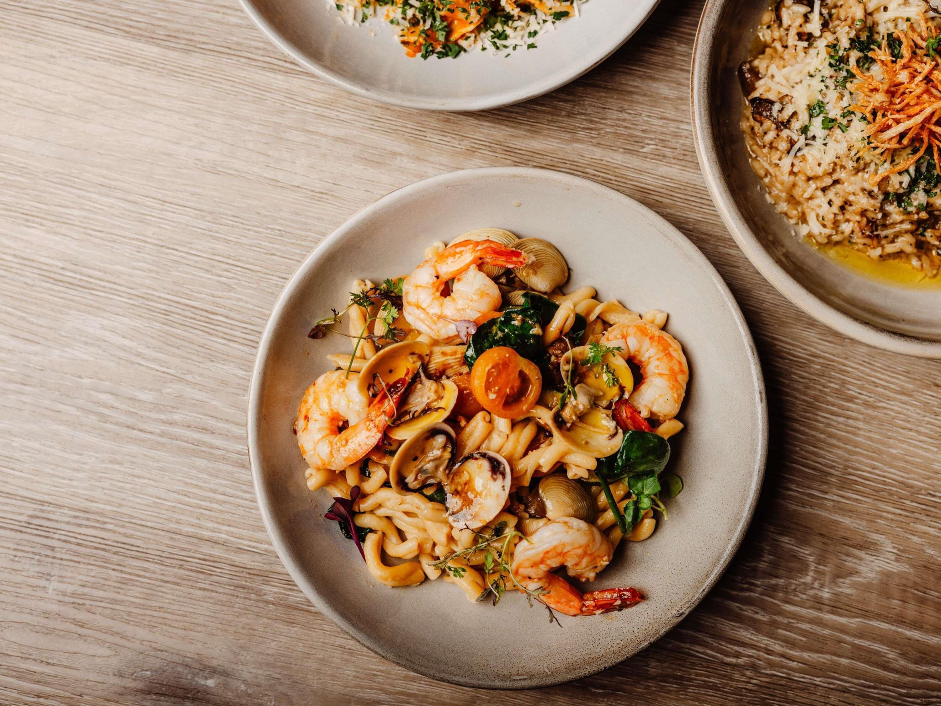 Eine Portion Meeresfrüchte-Pasta mit Garnelen, Muscheln und Miesmuscheln.