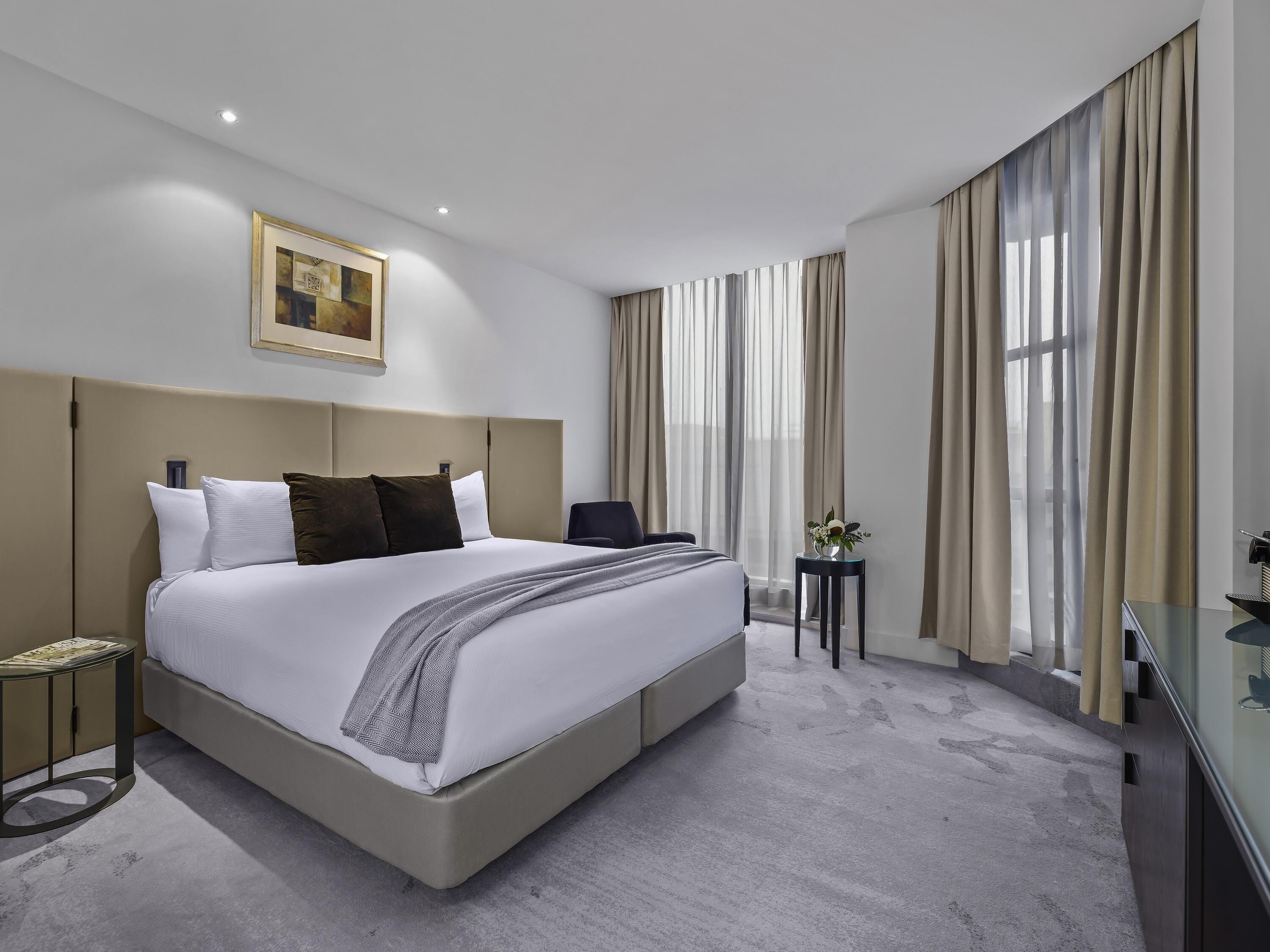 Ropa de cama de alta calidad, colchones con pillow-top y minibar 