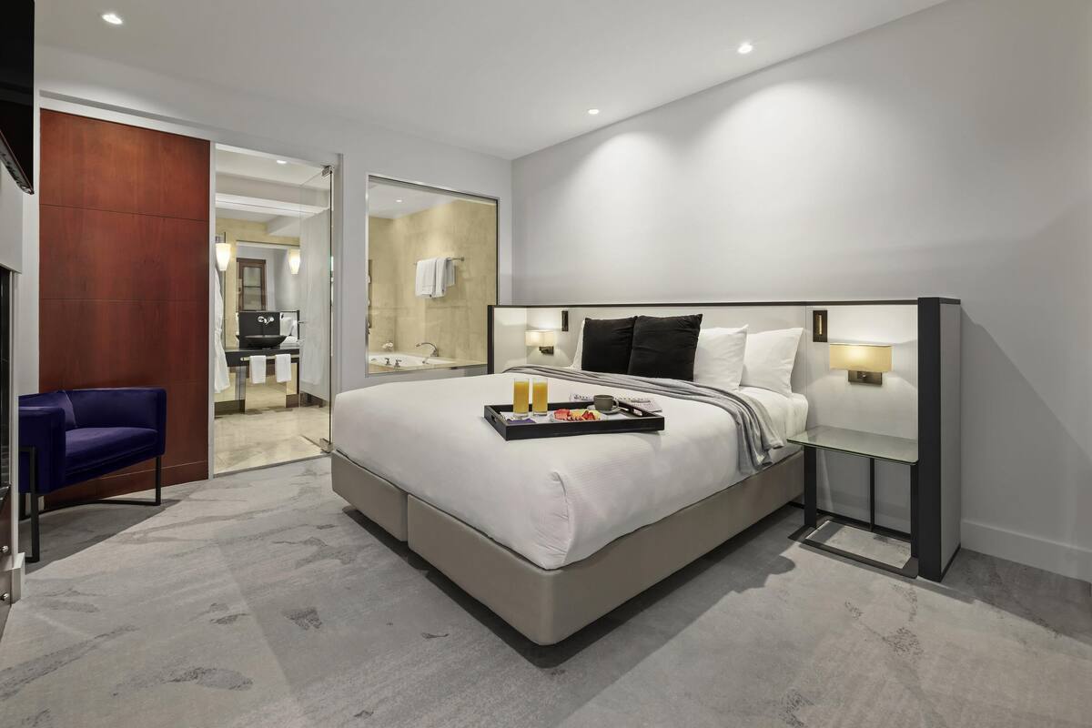 Peppers Premium King Deluxe Suite | Bộ đồ giường cao cấp, nệm có lớp đệm bông, minibar