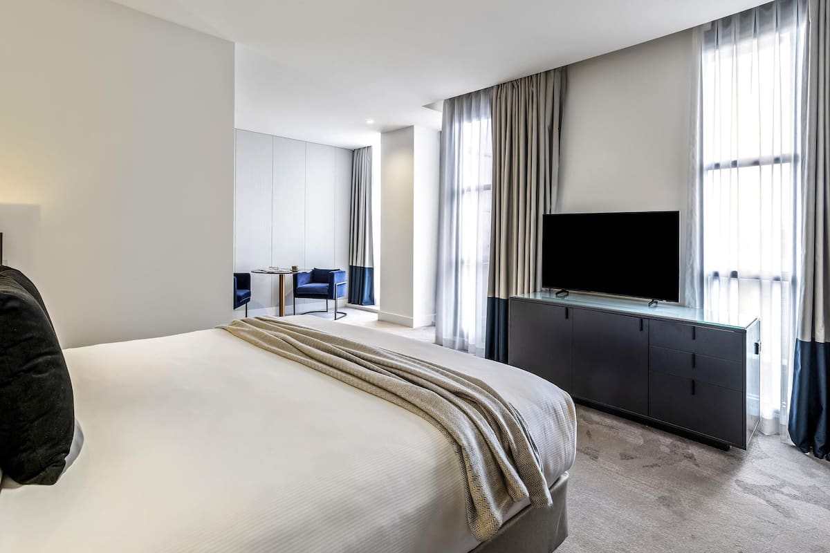 Peppers Premium King Deluxe Room | Bộ đồ giường cao cấp, nệm có lớp đệm bông, minibar