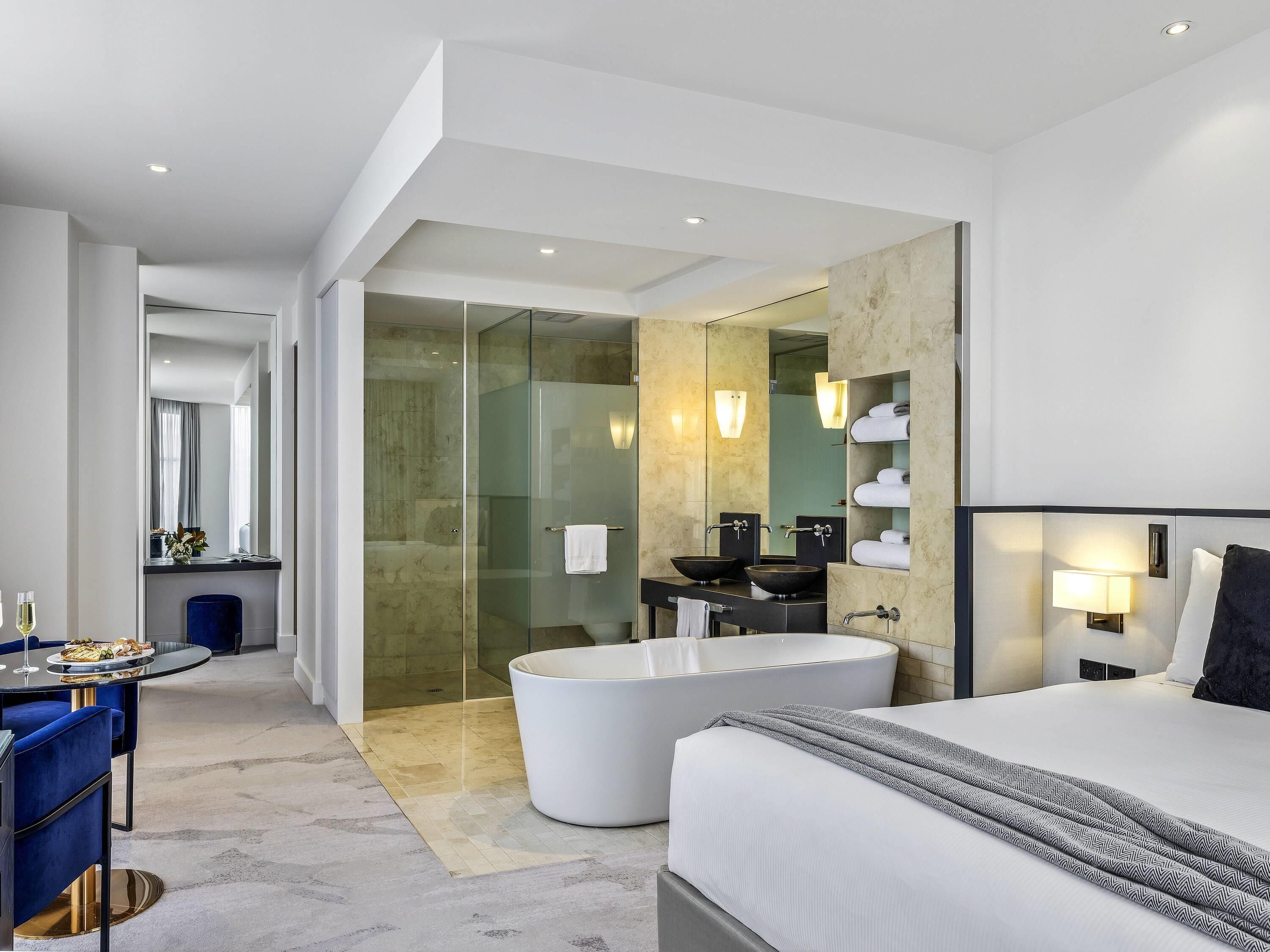 Ropa de cama de alta calidad, colchones con pillow-top y minibar 