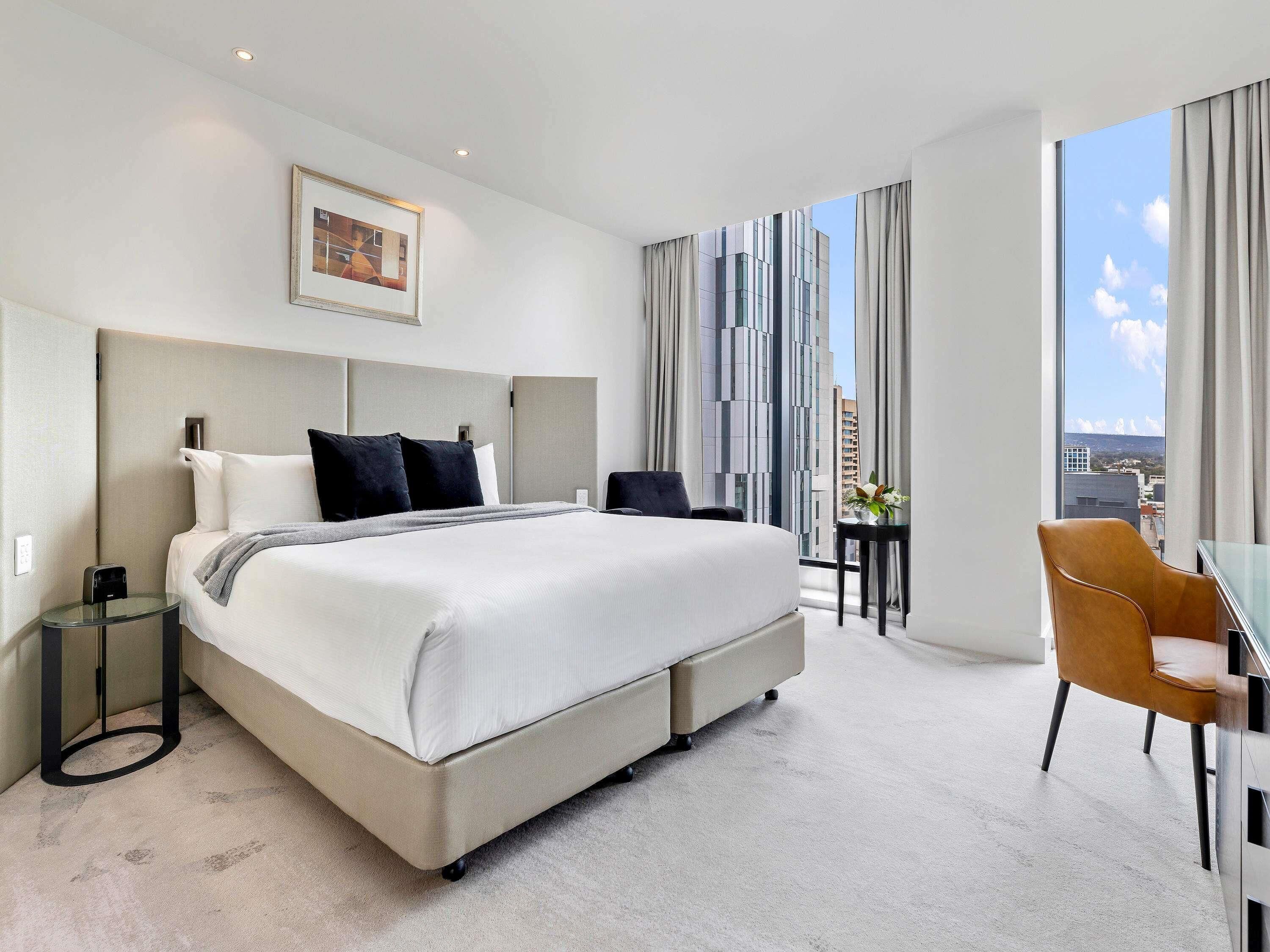 Ropa de cama de alta calidad, colchones con pillow-top y minibar 