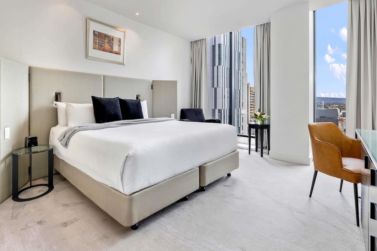 Premium bedding, pillow-top beds, minibar, in-room safe