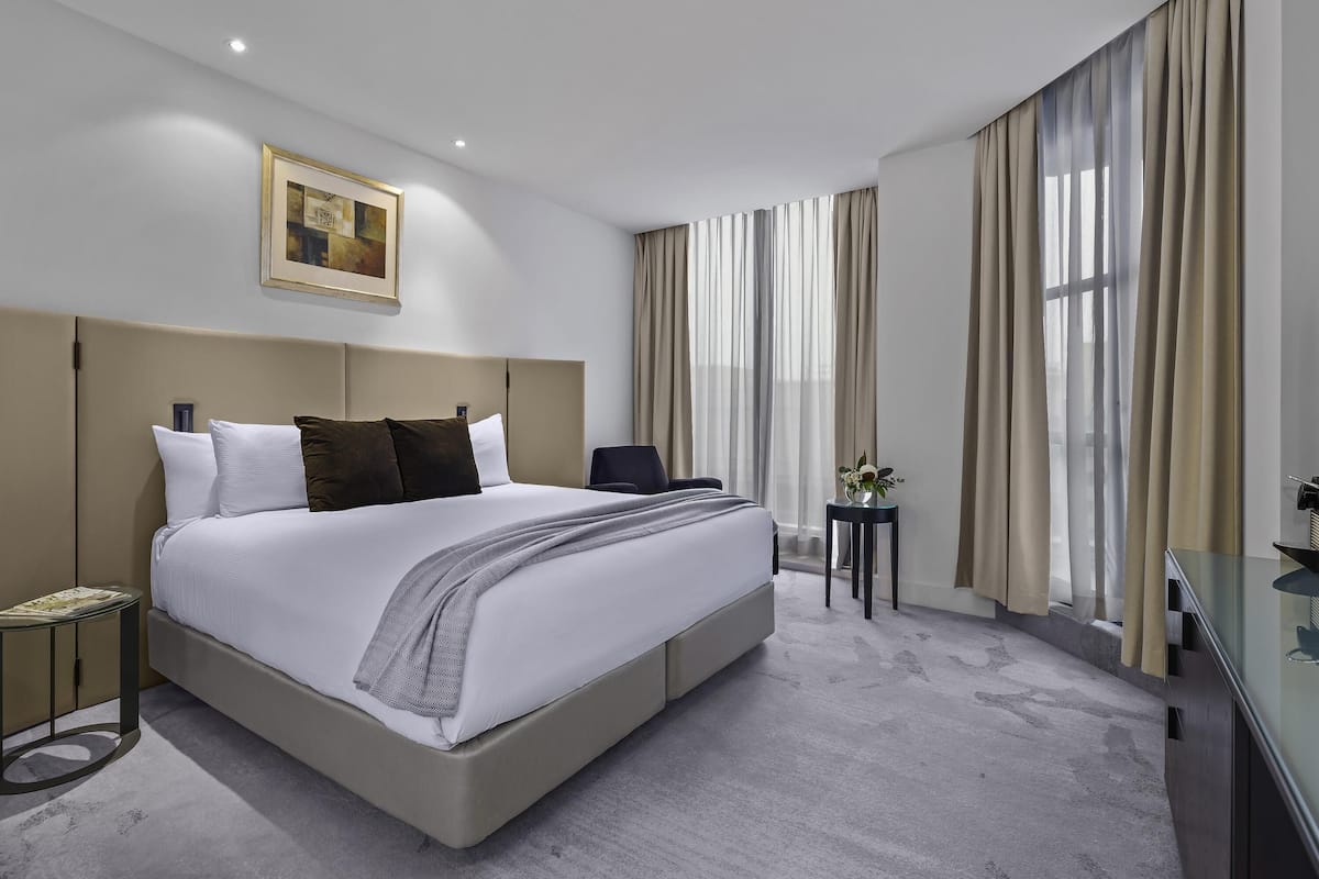 Peppers Deluxe Room | Literie de qualité, lit avec matelas à plateau-coussin, minibar