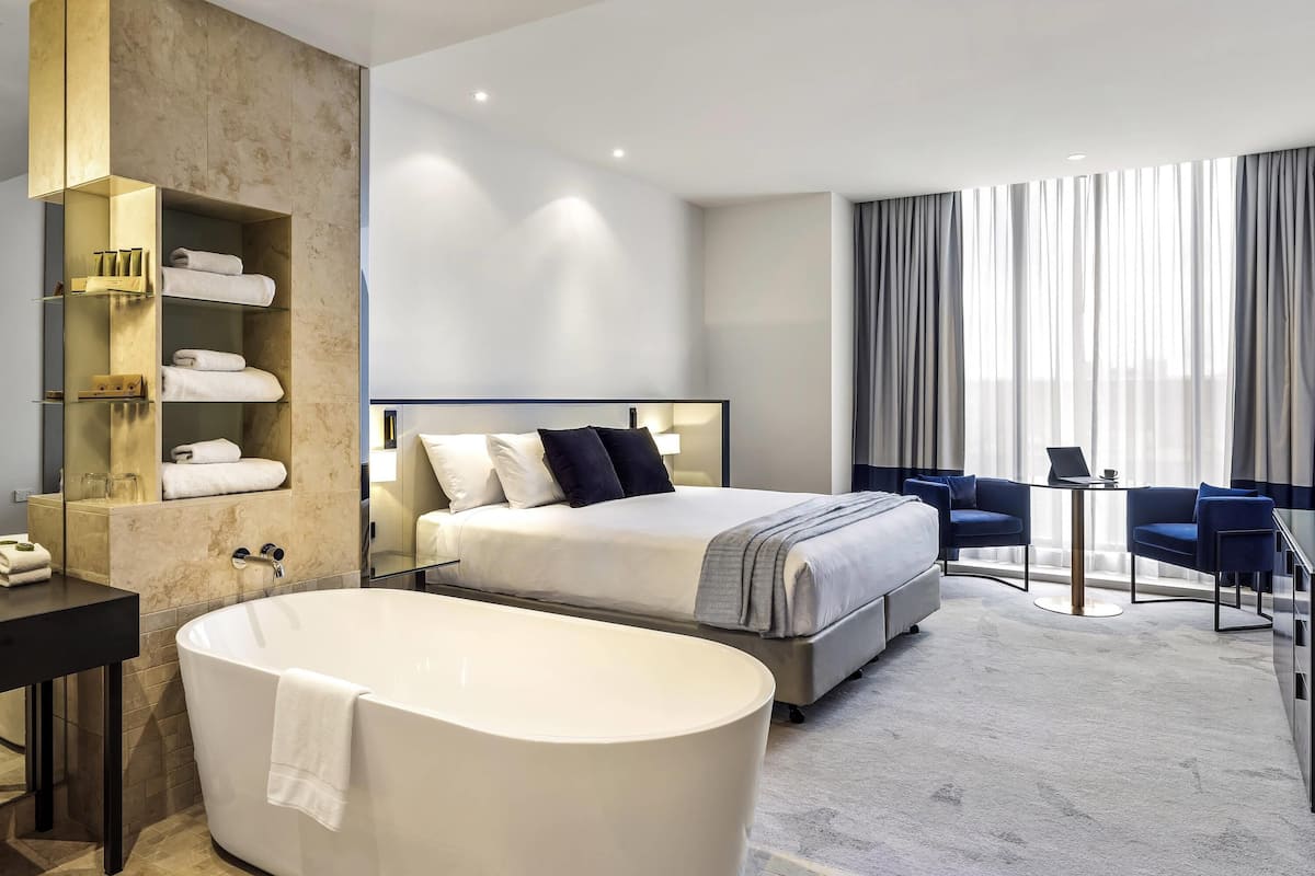 Peppers Premium King Room | Bộ đồ giường cao cấp, nệm có lớp đệm bông, minibar