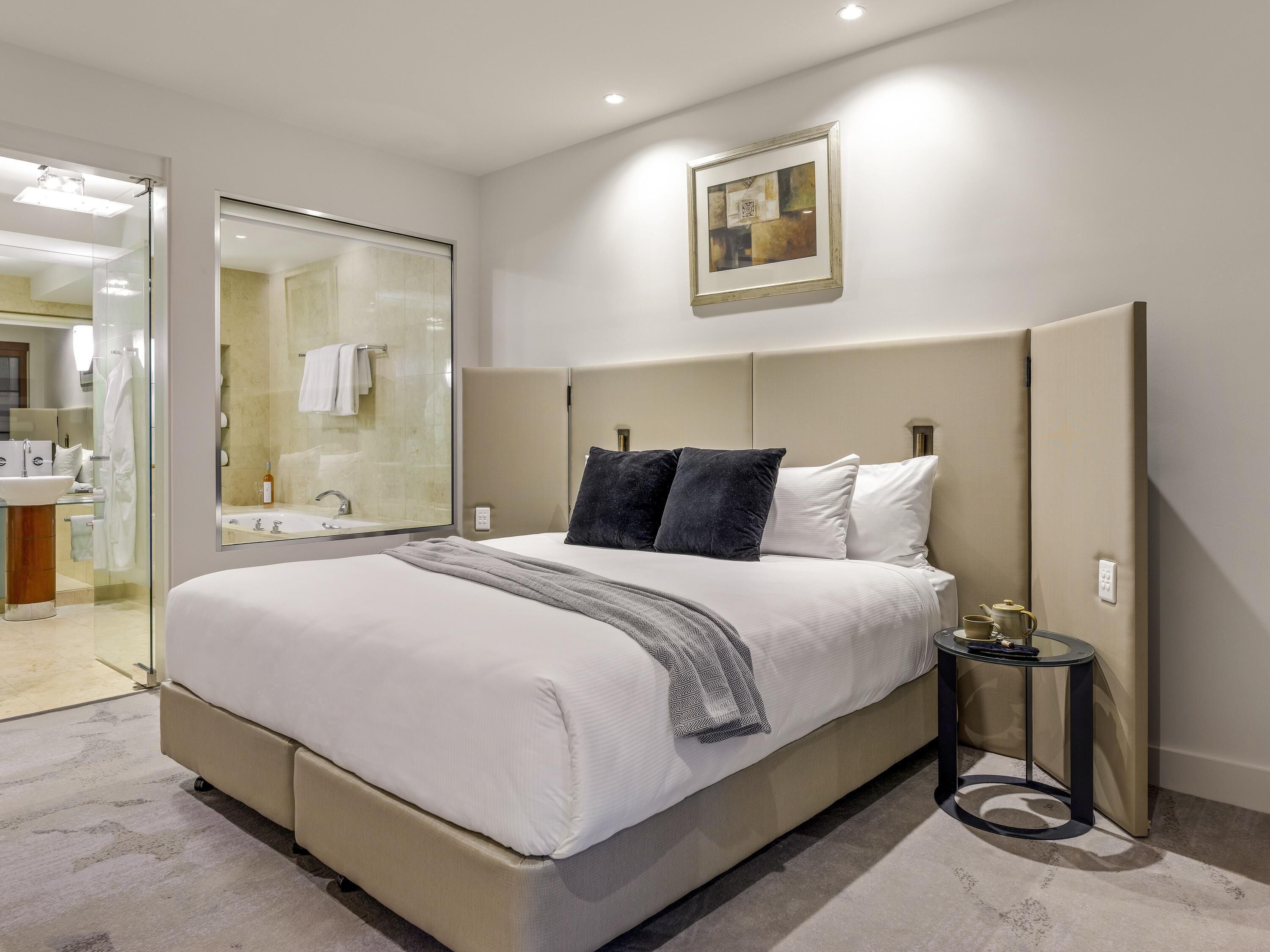 Peppers Deluxe Suite | Premium bedding, pillow-top beds, minibar, in-room safe