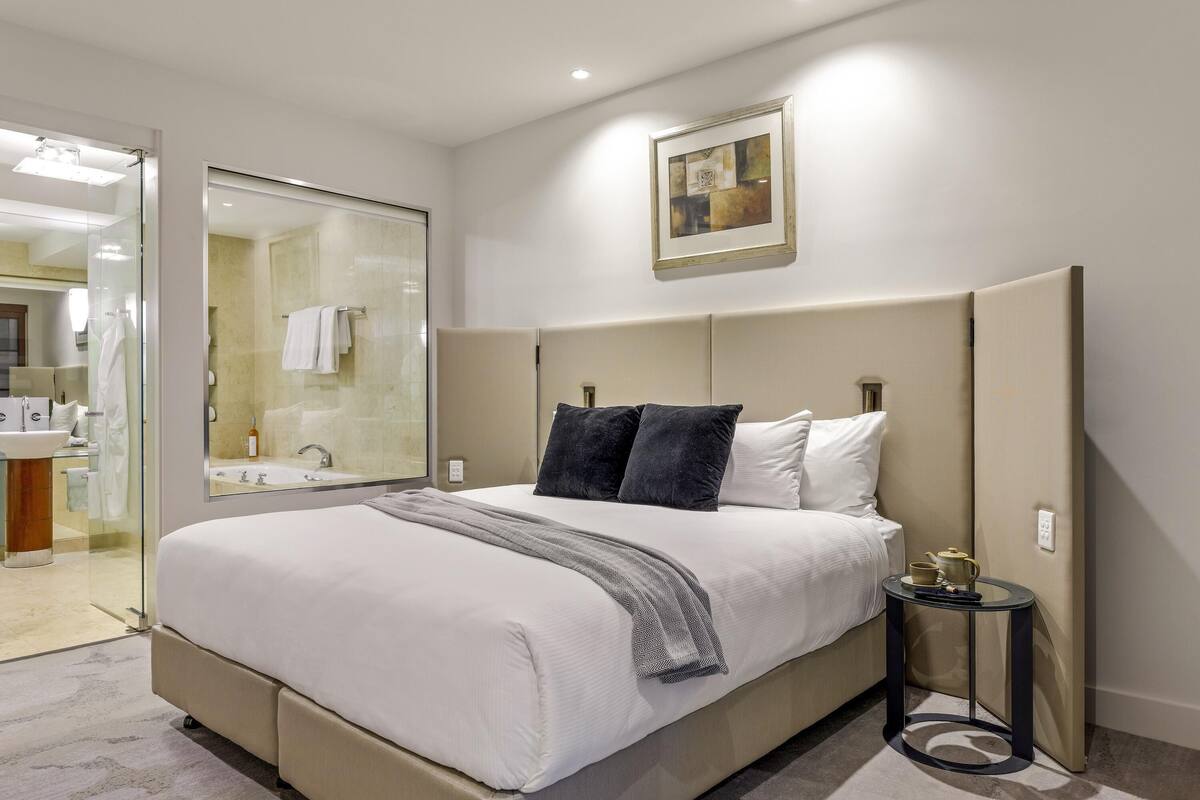 Peppers Deluxe Suite | Bộ đồ gi ường cao cấp, nệm có lớp đệm bông, minibar 