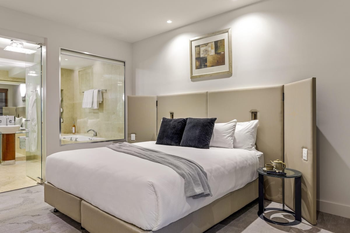 Peppers Deluxe Suite | Literie de qualité, lit avec matelas à plateau-coussin, minibar