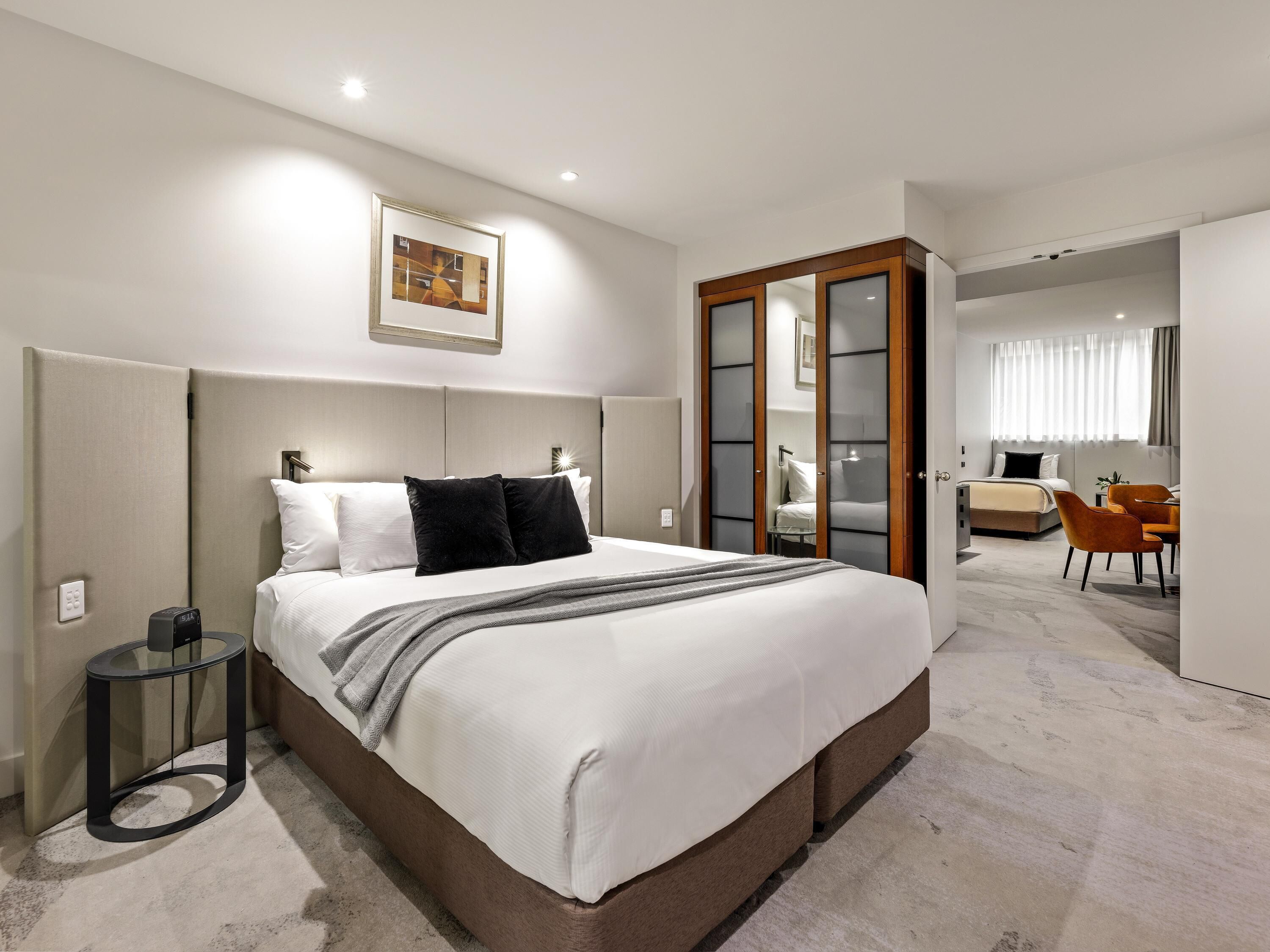 Ropa de cama de alta calidad, colchones con pillow-top y minibar 