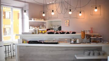 Petit déjeuner buffet (10 EUR par personne)