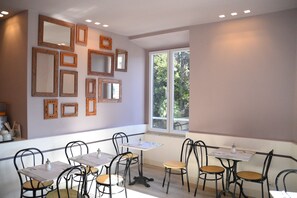 Colazione a buffet, servita tutte le mattine (10 EUR a persona) 