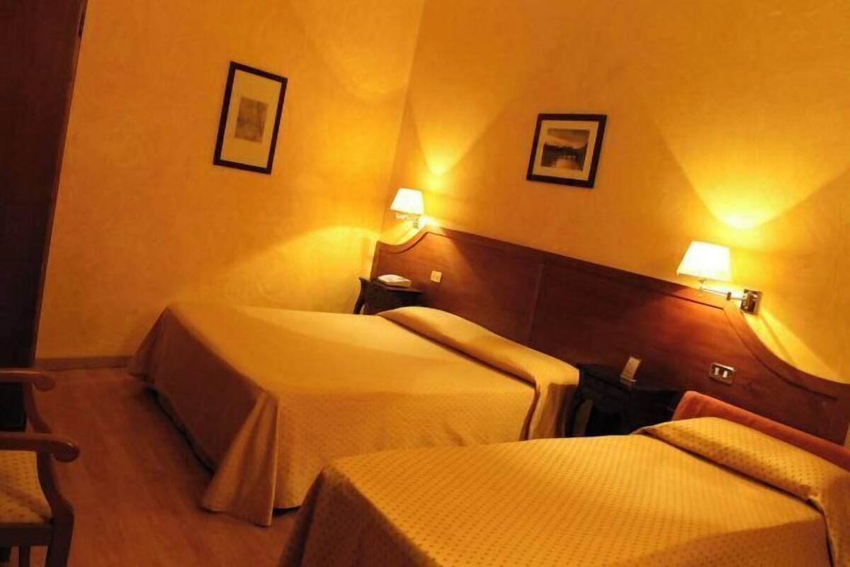 Frigobar, escrivaninha, Wi-Fi de cortesia, roupa de cama