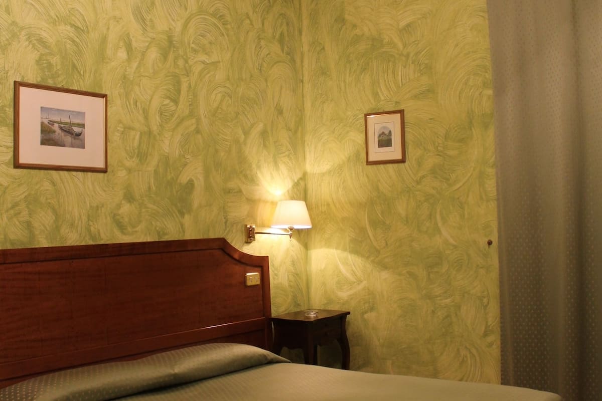 Economy Room | Minibar, desk, free WiFi, bed sheets