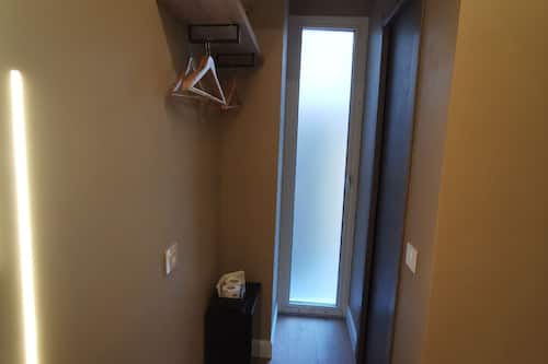 Deluxe kamer, 1 eenpersoonsbed, privébadkamer | Een minibar, een bureau, gratis wifi, beddengoed