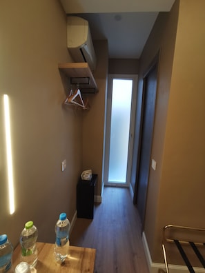 Deluxe kamer, 1 eenpersoonsbed, privébadkamer | Een minibar, een bureau, gratis wifi, beddengoed