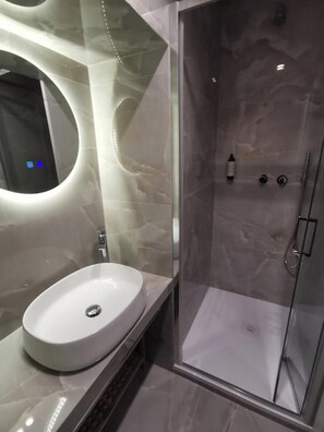 Deluxe Double or Twin Room | Bathroom | Shower, free toiletries, hair dryer, towels - Hotel Fiori (Rome)