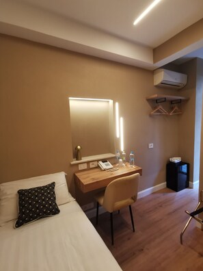 Deluxe Room, 1 Twin Bed, Private Bathroom | Minibar, desk, free WiFi, bed sheets - Hotel Fiori (Rome)