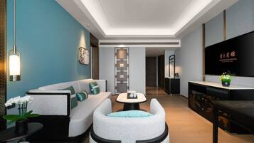 Deluxe Executive Suite | Living area