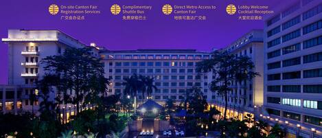 室外泳池;07:30 至 21:00 開放;泳池傘、躺椅