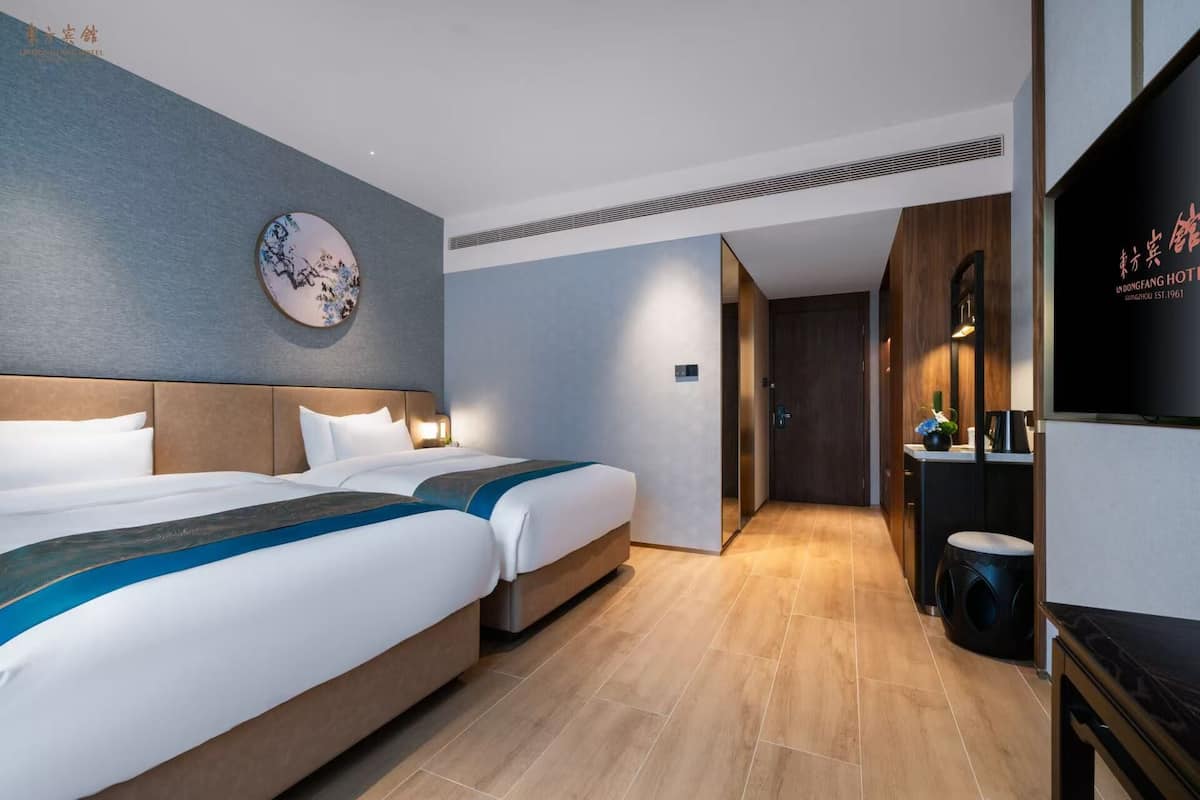 Ropa de cama de alta calidad y caja de seguridad en la habitación