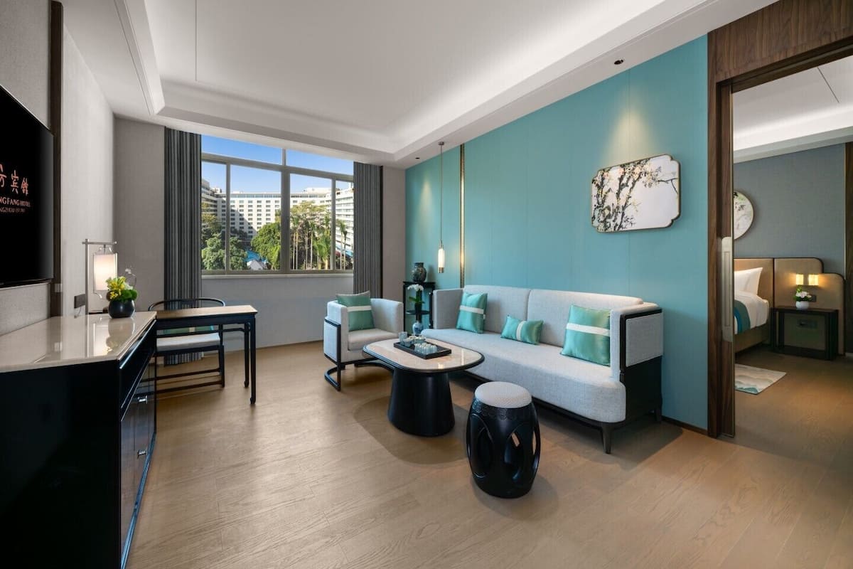 Deluxe Executive Suite | Premium bedding, in-room safe, desk, laptop workspace