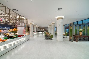 4 restaurants, breakfast served