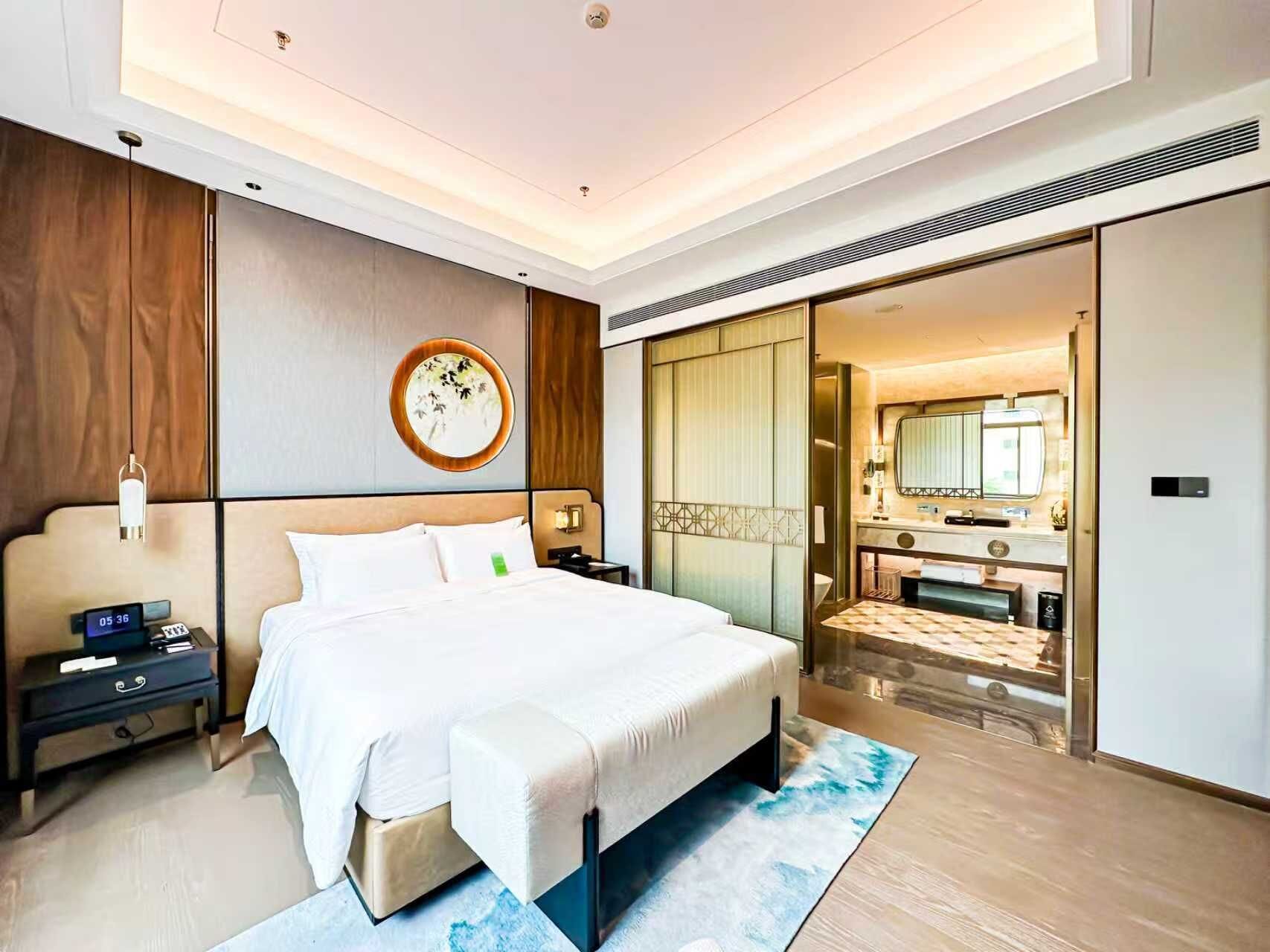 高档床上用品、客房内保险箱、办公桌、笔记本电脑工作区