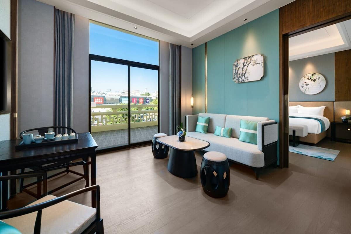 Superior Suite | Premium bedding, in-room safe, desk, laptop workspace