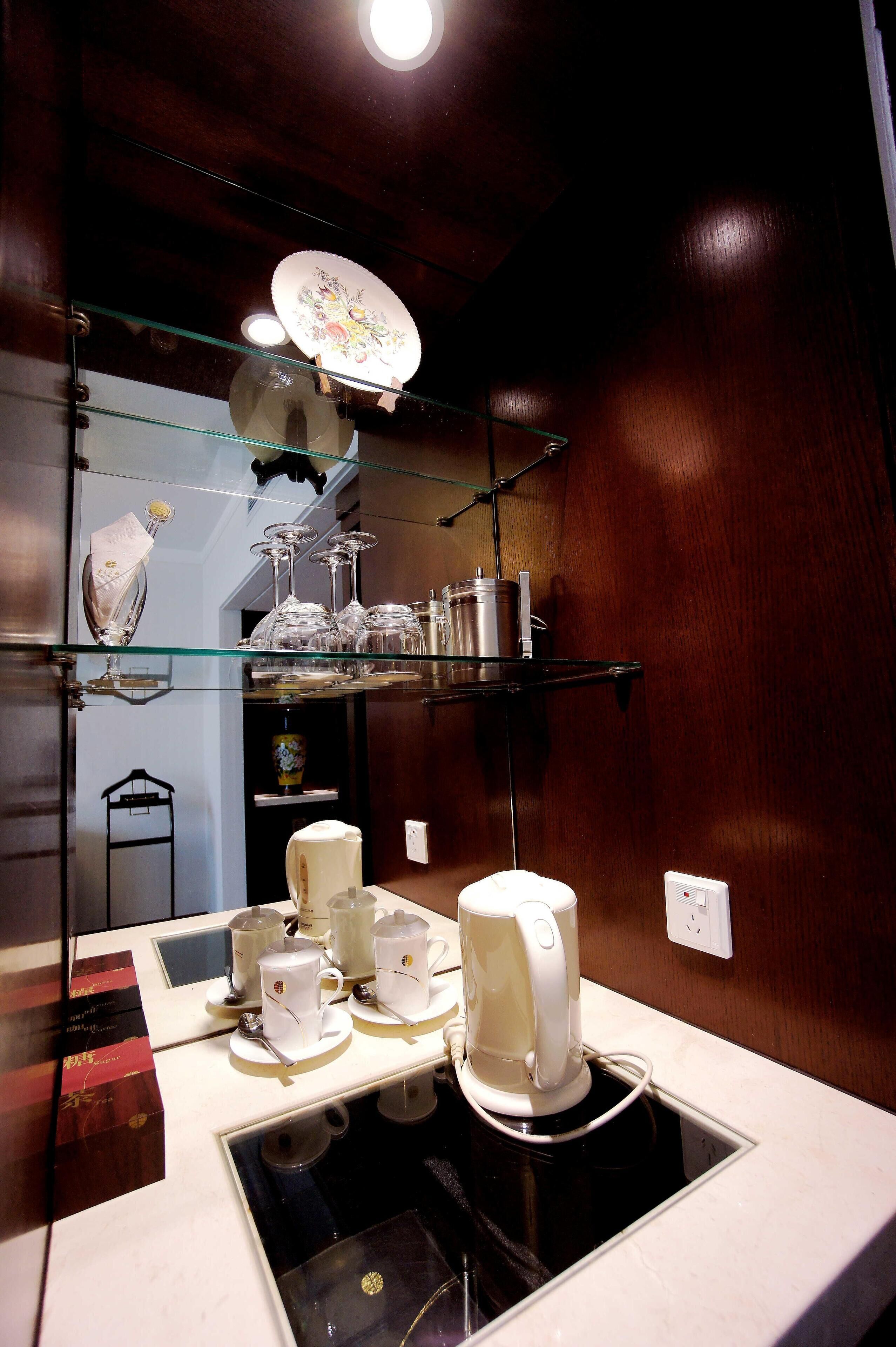 Private kitchen | Mini-fridge, electric kettle, paper towels