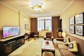 Deluxe Executive Suite | Premium bedding, in-room safe, desk, laptop workspace