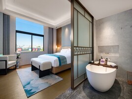 高級套房 | 高級寢具、房內夾萬、書桌、手提電腦工作空間