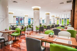 4 restaurantes, se sirve desayuno 