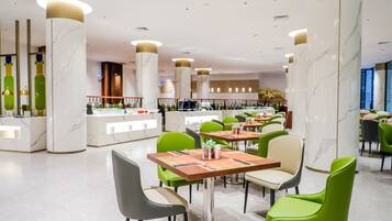 4 restaurantes, se sirve desayuno