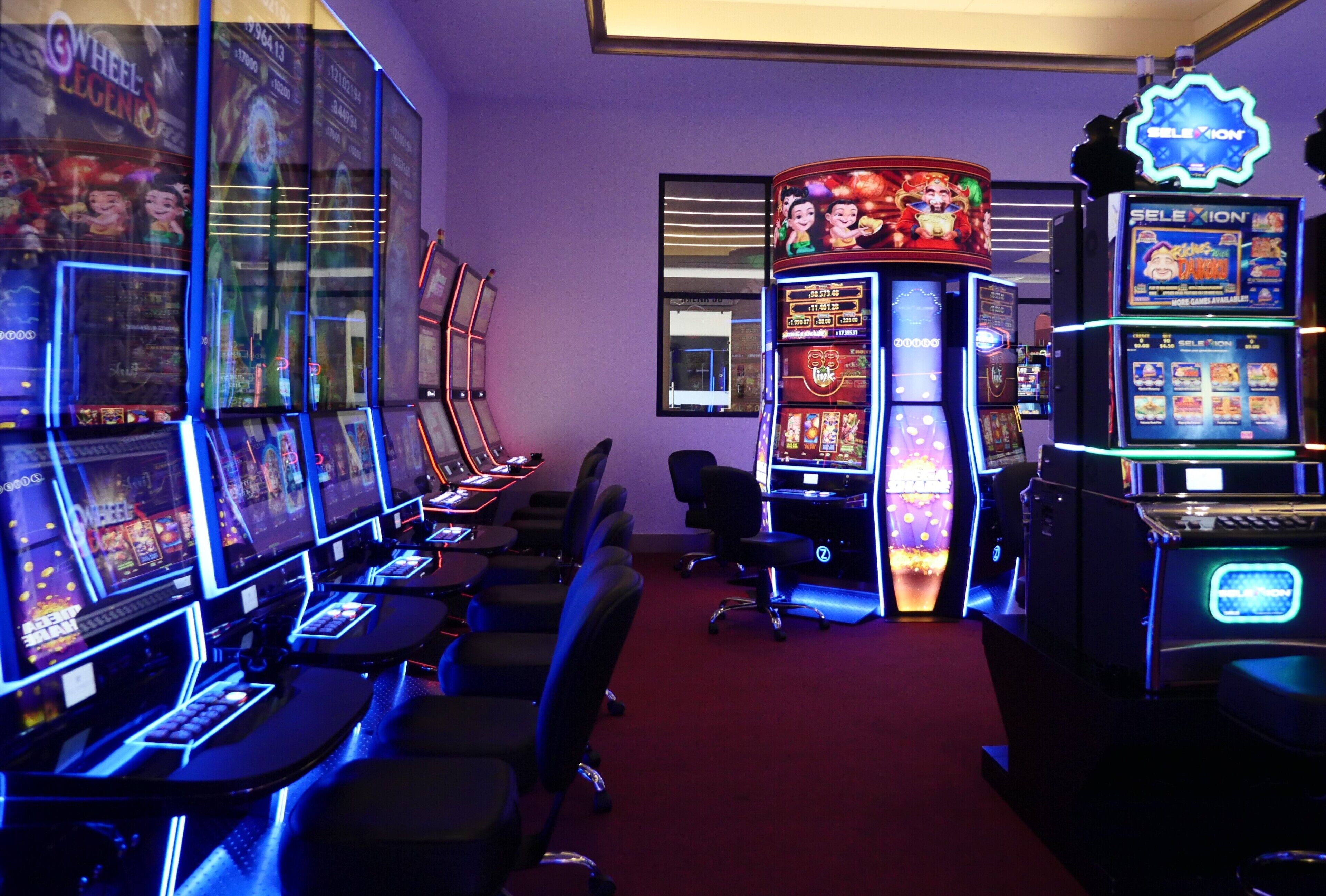 Un espace de jeux équipé de plusieurs bornes d’arcade et de postes informatiques.