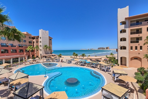 2 piscine all'aperto, cabanas (a pagamento), ombrelloni da piscina