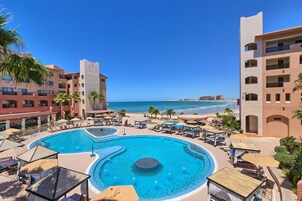 2 piscinas al aire libre, cabañas de piscina (de pago), sombrillas