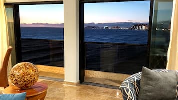 Suite de lujo, 2 habitaciones, vista al océano | Vista a la playa o el mar