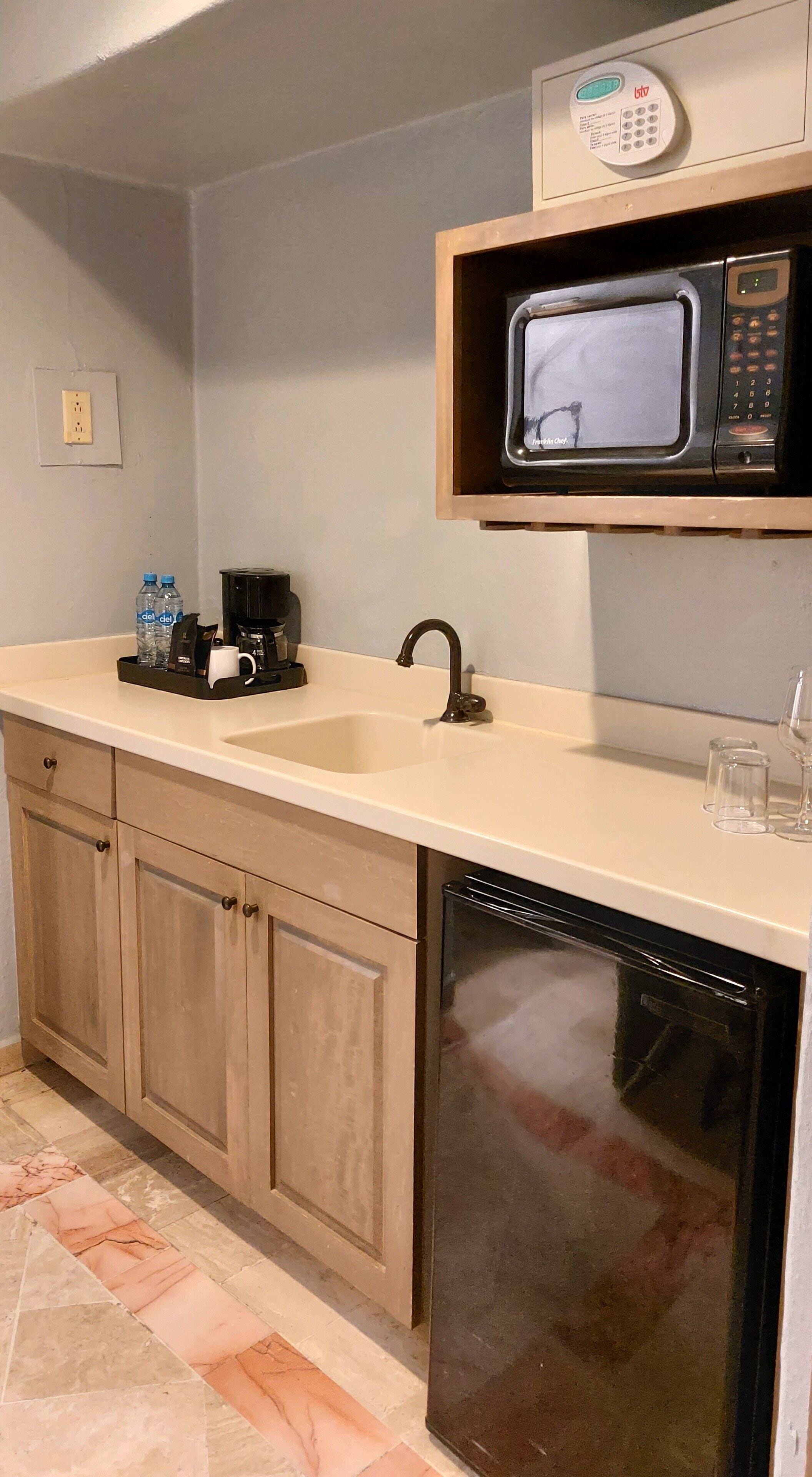 luxury suite, 2 bedrooms, ocean view | private kitchen | coffee/tea maker