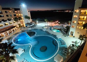 2 piscinas al aire libre, camas de piscina con cargo, sombrillas