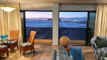 Suite de lujo, 2 habitaciones, vista al océano | Sala de estar | Televisión de plasma de 60 pulgadas con canales por cable y televisión